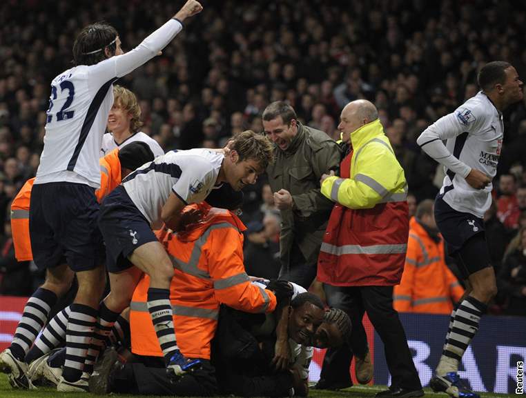 Fotbalisté Tottenhamu se radují z gólu na 4:4 v derby s Arsenalem