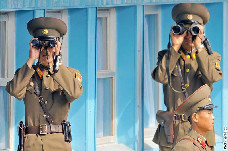 Severokorejtí vojáci steí demilitarizované pásmo.