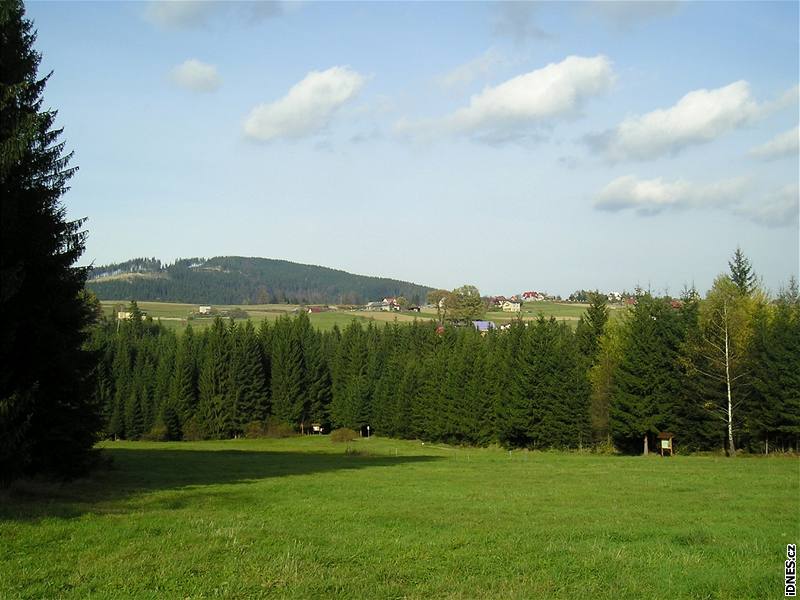 Tabulka vsazená do památníku nejvýchodnjího bodu R u obce Bukovec