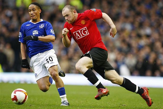 Everton - Manchester United: Steven Pienaar (vlevo) a Wayne Rooney.