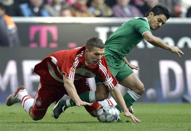 Bayern Mnichov - Wolfsburg: domácí Lukas Podolski (vlevo) a hostující Josue