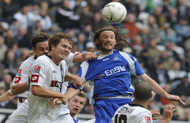Mönchengladbach - Karlsruhe: domácí Michael Bradley (vlevo) a Joshua Kennedy v hlavikovém souboji.