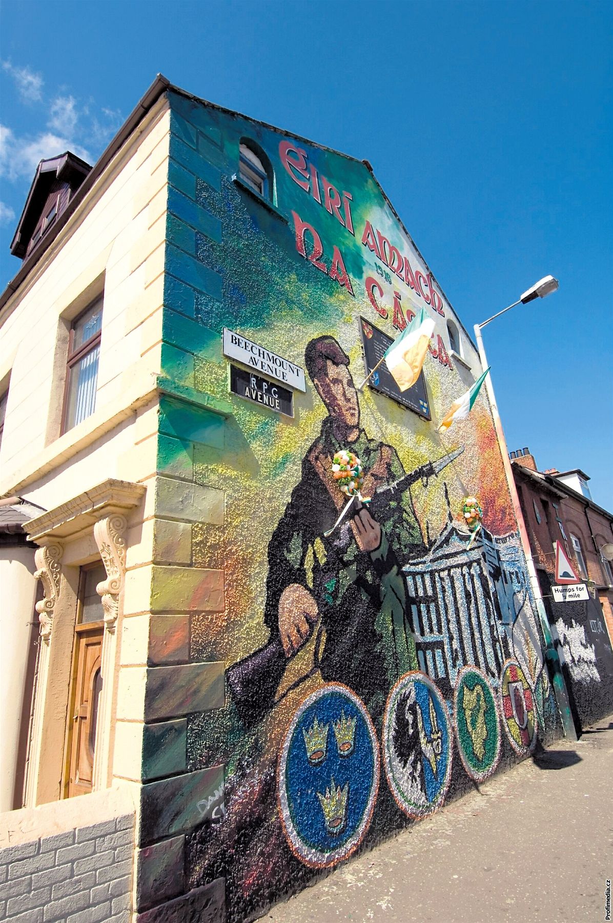 Belfast. Na malb je Bobby Sands, jeden z velitel IRA - zemel ve vzení po 66 dnech hladovky.
