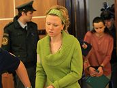 Eskorta pivádí Kláru a Kateinu M. k soudu v kauze Kuim (20.10.2008)