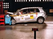 Crashtest nového Volkswagenu Golf