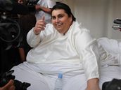Nejtlustší muž na světě Manuel Uribe se v neděli oženil. K provizornímu oltáři ho dotáhl i s postelí jeřáb. Nejtlustší muž na světě Manuel Uribe se v neděli oženil. K provizornímu oltáři ho dotáhl i s postelí jeřáb.