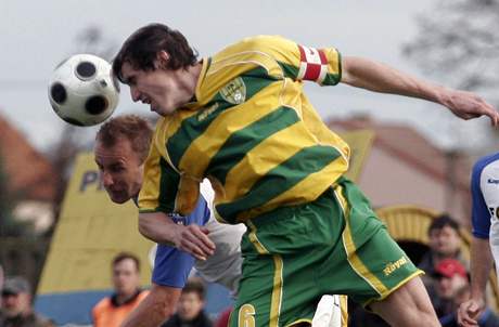 Rudolf Obal z domácích Mutnic (vpedu) a René Bolf z Baníku Ostrava v utkání 4. kola Poháru MFS