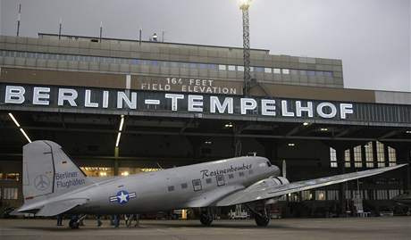 Legendární DC-3 mly bhem leteckého zásobování Berlína rády pedevím dti. Vtinou z nj toti padaly pytle se sladkostmi.