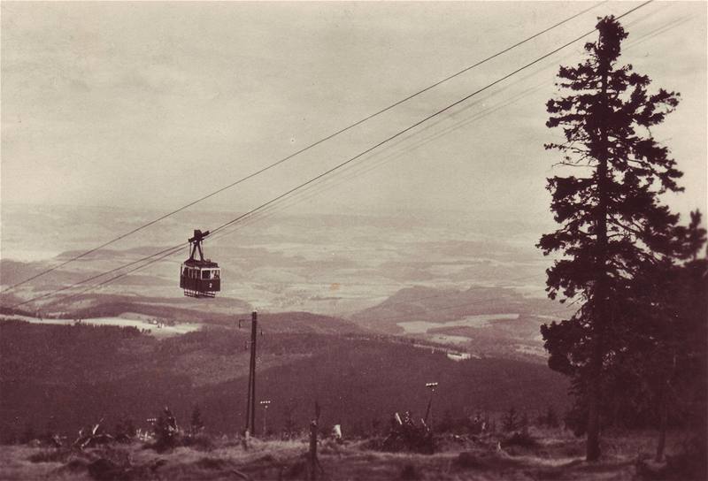 Vlevo pvodní kabinka na ernou horu z r. 1928 (snímek z Krkonoského muzea) , vpravo kabinka z r. 2008