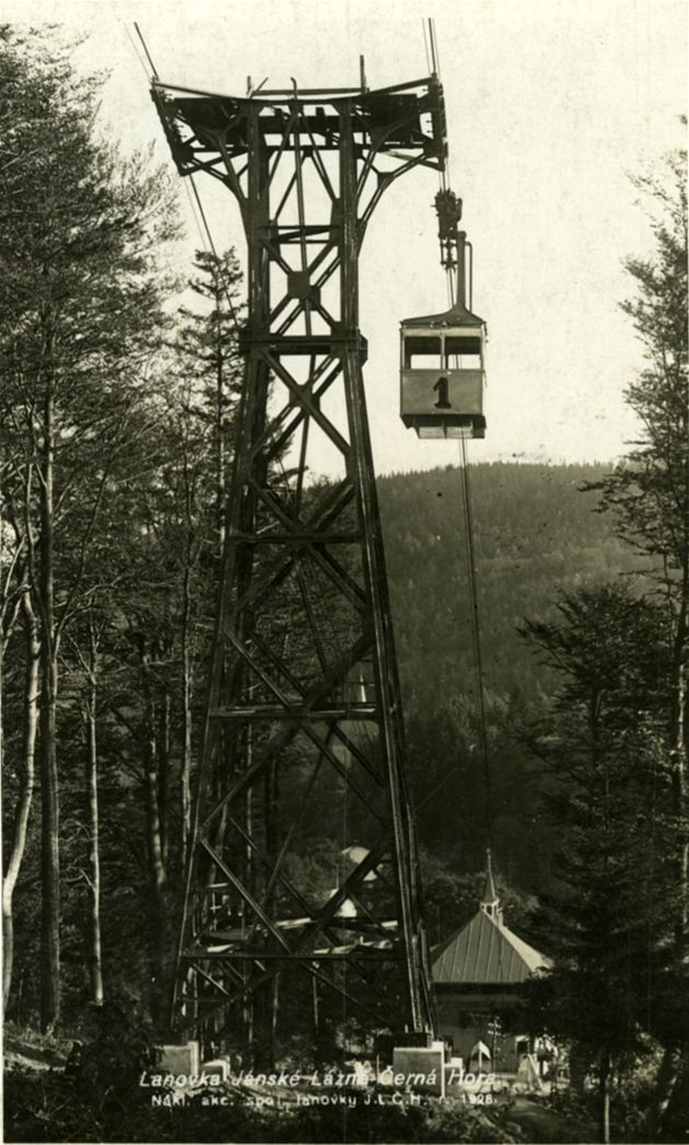 Vlevo pvodní kabinka na ernou horu z r. 1928 (snímek z Krkonoského muzea) , vpravo kabinka z r. 2008