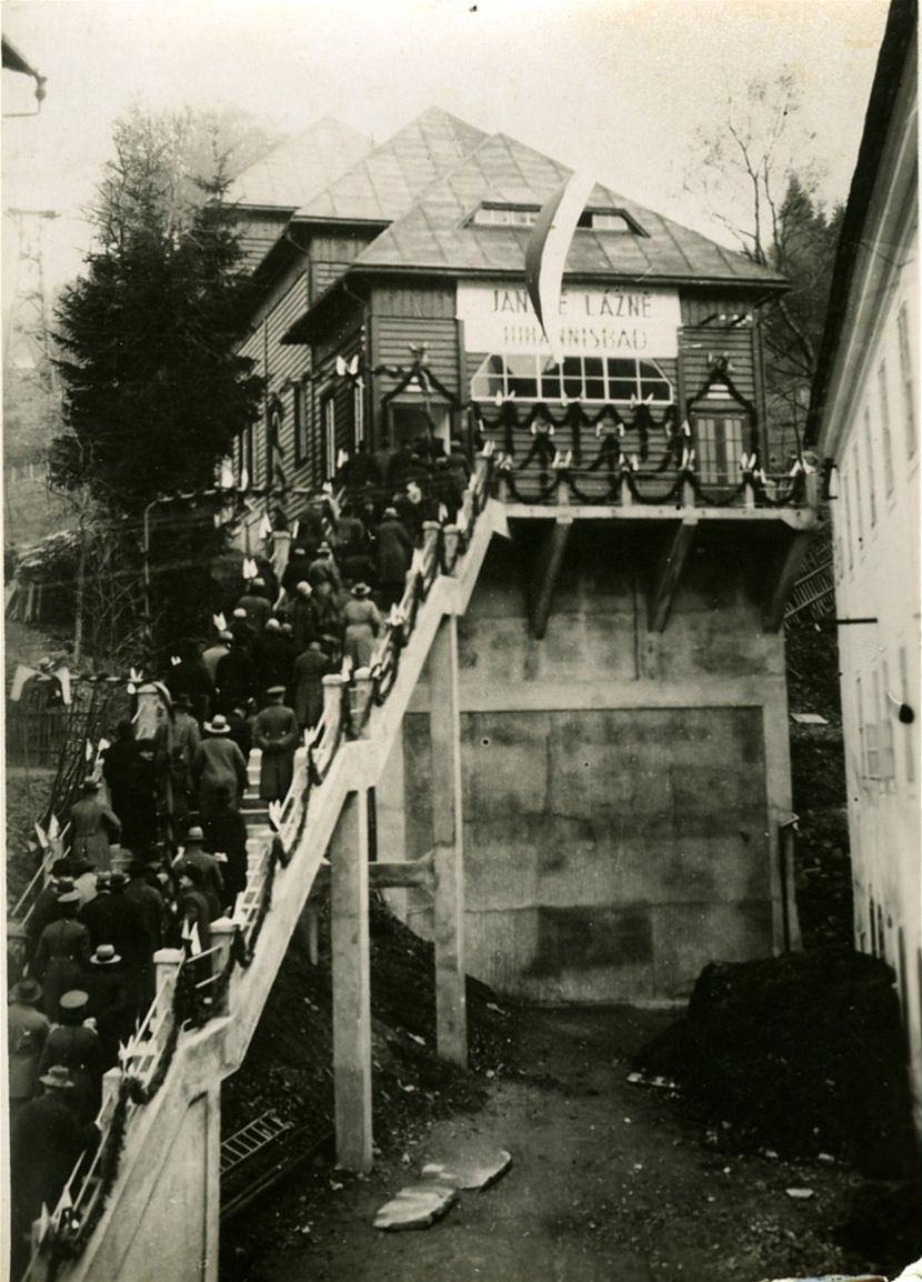 Vlevo pvodní kabinka na ernou horu z r. 1928 (snímek z Krkonoského muzea) , vpravo kabinka z r. 2008