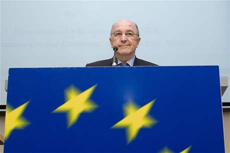 Eurozóna se sela nad krizí. Na snímku eurokomisa Joaquín Almunia