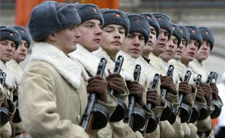 Rusko si pipomnlo vojenskou pehldku z roku 1941 po n li vystupujc vojci rovnou na frontu. (07.11.2008)