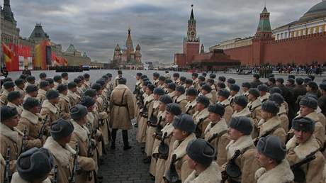 Rusko si pipomnlo vojenskou pehldku z roku 1941 po n li vystupujc vojci rovnou na frontu. (07.11.2008)