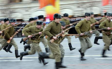 Rusko si pipomnlo vojenskou pehldku z roku 1941 po n li vystupujc vojci rovnou na frontu. (07.11.2008)