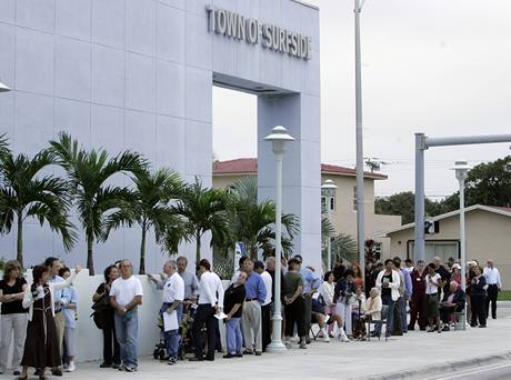 Fronta ped volební místností ve floridském mst Surfside