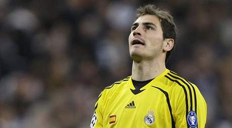 Iker Casillas, branká Realu Madrid, se vzteká. Ve stedením utkání Ligy mistr se hodn zlobil i sám na sebe.