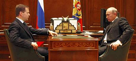 Prezident Medvedv (vlevo) podle Kremlu v poslední beznový den podal piznání za sebe, svou manelku a syna. Toté provedl i Vladimir Putin.