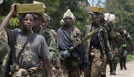 Ozbrojenci verbují ve východním Kongu dti a dlají z nich vojáky.