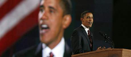 Barack Obama promlouvá ke svým volim v chicagském Grant Parku.
