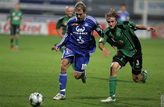 Píbramský Milan Min (vpravo), který na snímku bojuje s olomouckým Michalem Hubníkem, odcestoval na zkouku do Celtiku Glasgow.