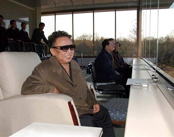 Snímek údajn zachycuje Kim ong-ila pi sledování armádního fotbalového zápasu.
