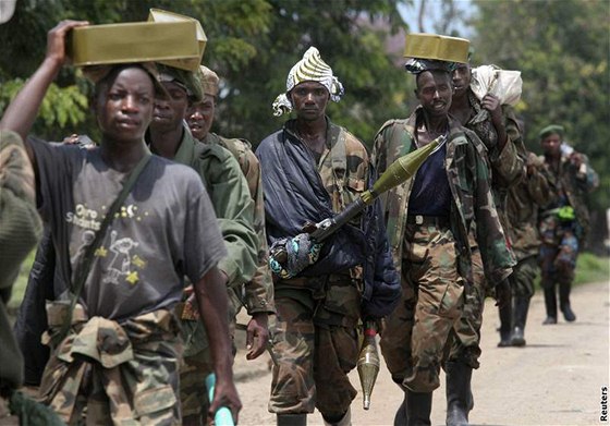 Ozbrojenci verbují ve východním Kongu dti a dlají z nich vojáky.