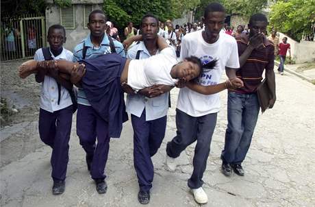 Na Haiti se ztila tpatrov koln budova, zahynulo nkolik destek lid. (8. listopadu 2008)