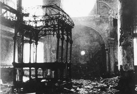 Po tzv. Kilov noci zstaly po celm Nmecku tisce rozbitch vloh idovskch obchod a vyplen synagogy.