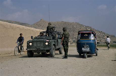Brittí vojáci v landroveru pi patrole na okraji Kábulu v Afghánistánu
