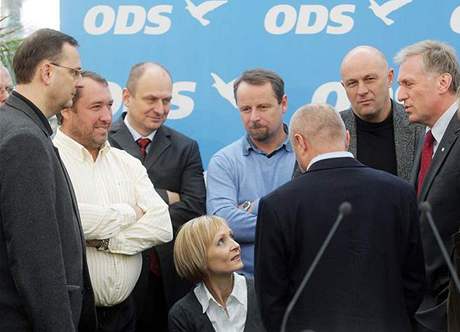 Ministi Neas, Gandalovi, íman i Julínek podpoili pi nedlní tiskové konferenci Mirka Topolánka. Ani jeden z nich ale nemá místo jisté.