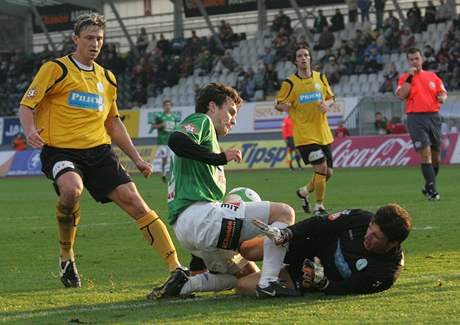 Jablonec - Bohemians Praha: hostující gólman Winter zasahuje ped Lafatou