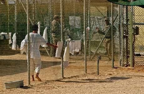 Ve vznici na Guantánamu na Kub Spojené státy zadrují osoby podezelé z ze spáchání teroristických akcí nebo z píslunosti k mezinárodní teroristické síti Al-Káida.