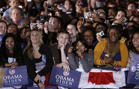 Na univerzitách nachází Barack Obama nadené publikum. Studentm se zalíbilo slovo zmna.