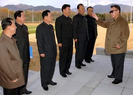 Snmek dajn zachycuje Kim ong-ila hovocho se soudruhy po armdnm fotbalovm zpasu.