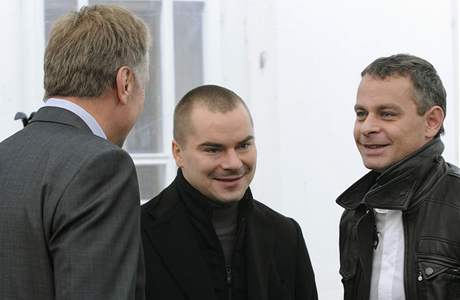 Premir Mirek Topolnek hovo na ofn s lobbistou Markem Dalkem (uprosted) a reisrem Filipem Renem. (2. listopadu 2008)