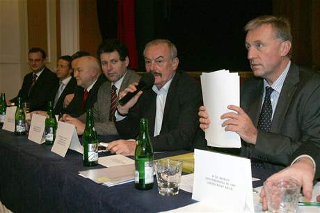 Mirek Topolánek (zcela vpravo) cítí na Liberecku podporu, jeho soka Pavla Béma prosazuje hlavn praská ODS.