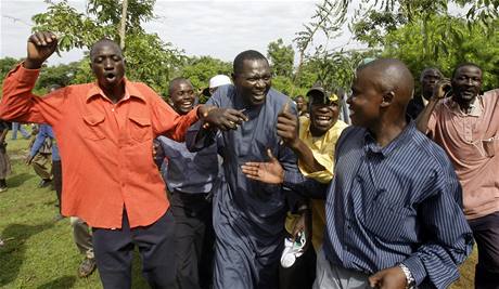 Malik (uprosted), nevlastní bratr Baracka Obamy, slaví v keské vesnici Kogelo
