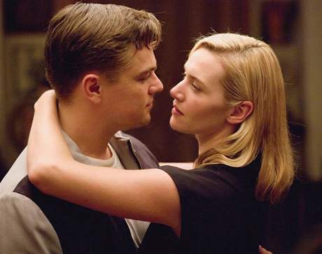 Kate Winsletov ve filmu Revolutionary Road s Leonardem DiCapriem