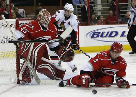 Dany Heatley (v bílém) v duelu proti Caroline.