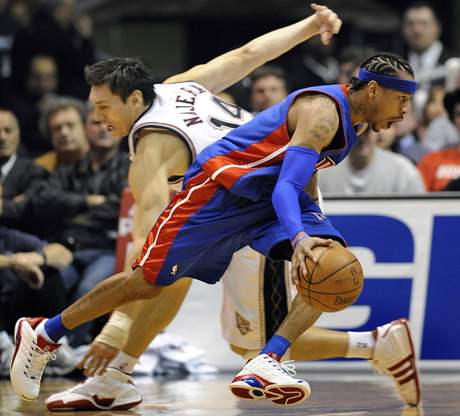 Iverson v dresu Detroitu