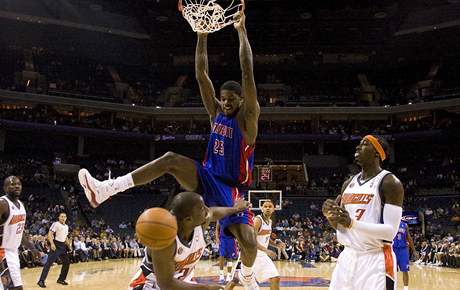 Amir Johnson z Detroitu po úspné smei v utkání s Charlotte