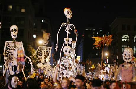 Hlavnm tmatem letonho newyorskho Halloweenu byli mrtv a duchov veho druhu.