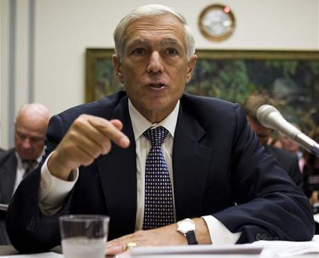 Wesley Clark patí k tvrdým kritikm zahraniní politiky George W. Bushe.