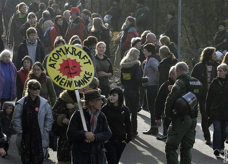 Tisíce lidí protestovaly proti pevozu jaderného odpadu do Nmecka. (8. listopadu 2008)