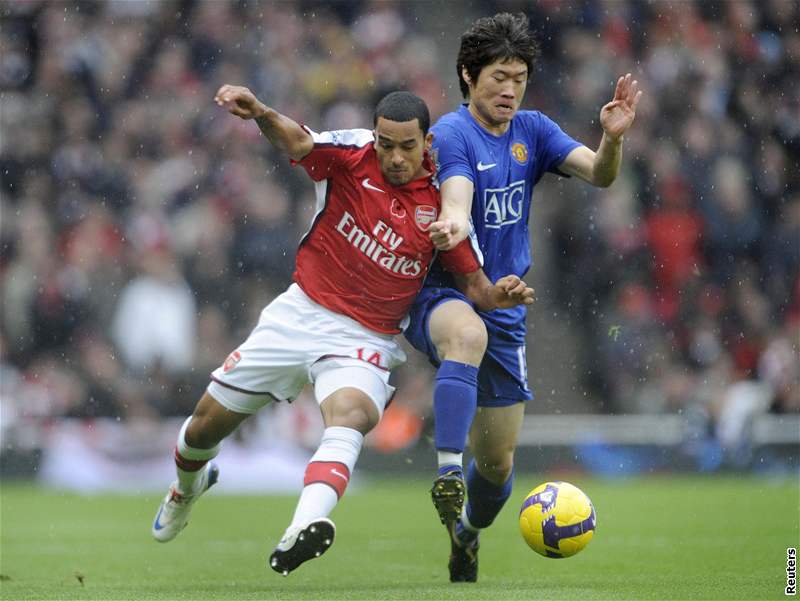 Arsenal - Manchester United: domácí Walcott (vlevo) a Park Ji-Sung