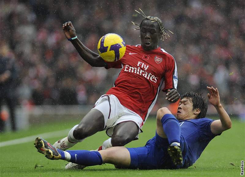 Arsenal - Manchester United: domácí Sagna (vlevo) a Park Ji-Sung