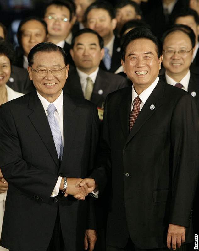 éf ínského Úadu pro záleitosti Tchaj-wanu chen Jün-lin (vpravo) 3.11.2008