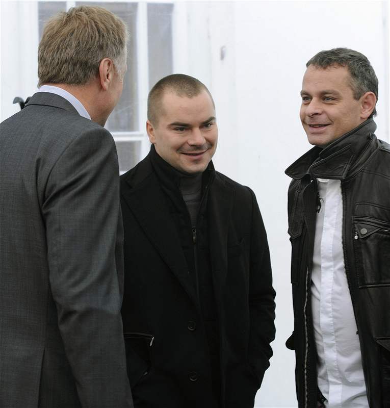 Premiér Mirek Topolánek hovoí na ofín s lobbistou Markem Dalíkem (uprosted) a reisérem Filipem Renem. (2. listopadu 2008)