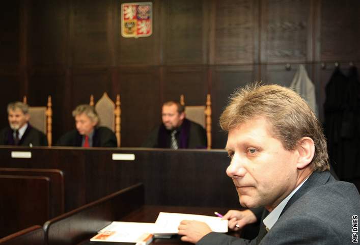 Takzvaný král pytlák Josef Konený opt stanul ped Okresním soudem Brno-venkov (7. 11.)